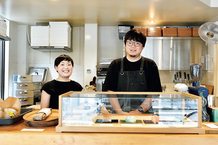 名主川千恵さんと夫の高行さん。