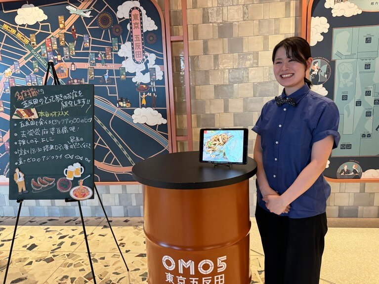 黒板から気になるテーマを選びガイドしてもらう。