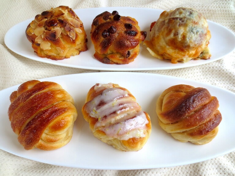 手前左より「シナモン」300円、「レモン」350円、「塩」300円。奥左より「アーモンド」400円、「チョコ」400円、「チーズ」400円。