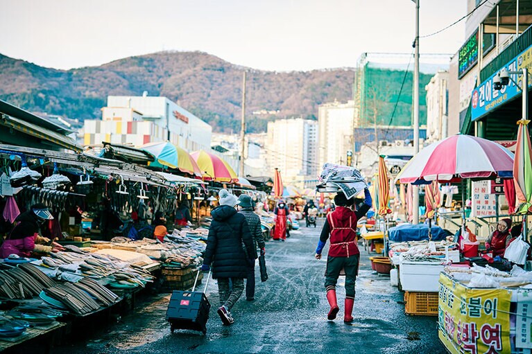 チャガルチの朝。食堂から露店に運ばれていく定食。