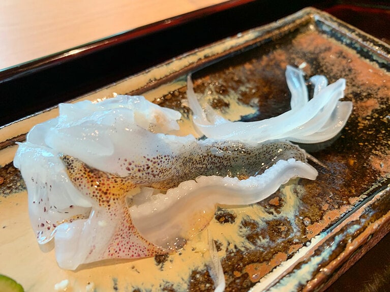 透き通っている身が光っているようにも見えるイカのお造り。元気よく動いていた活きイカを目の前で捌くからこその鮮度！　角が立っていてコリコリと、口の中で主張する。