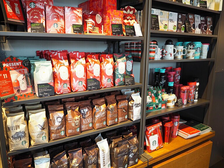 店内に入ると、気分を高揚させる“赤”のアイテムがずらり。