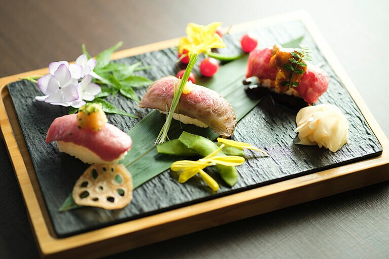 “牛とろ三種盛り＂ 2,200円。右からウチヒラとウニ、リブロースのかぶり、炙りウチヒラとおろしぽん酢。思わず笑顔になる旨さ。