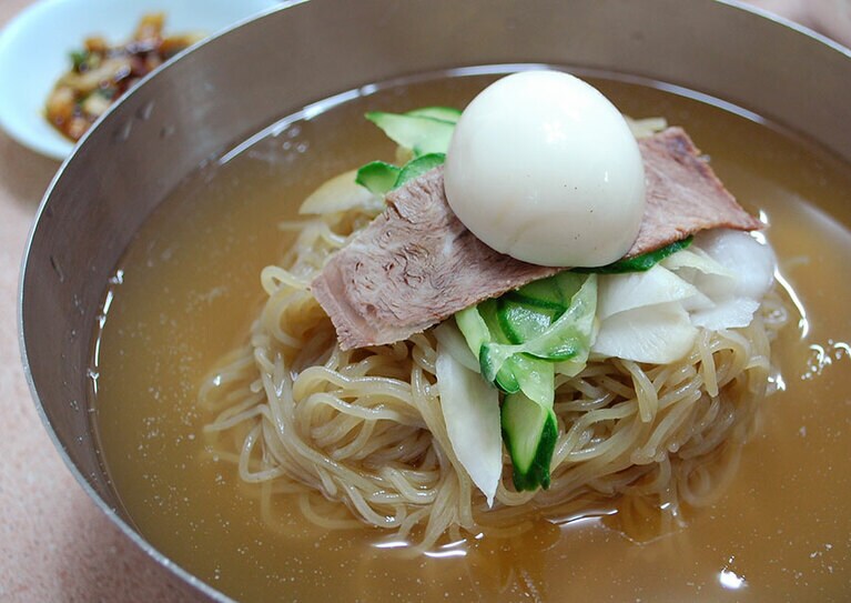 “先酒後麺”のユジン食堂の冷麺。