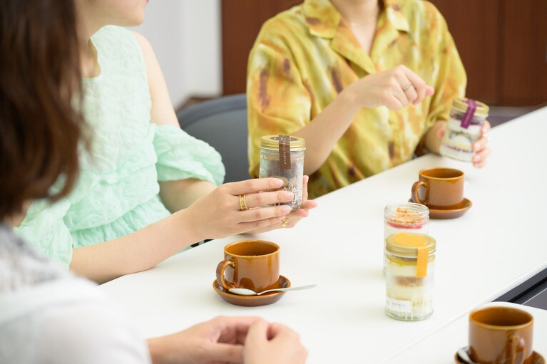 かわいいガラス瓶入りのケーキは、話のタネにもなりそう。