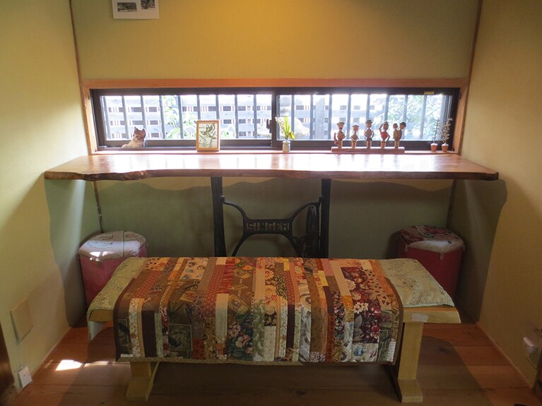 ミシンの脚部分を使ったユニークなカウンター席。