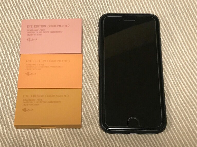 【プチプラコスメ・ザ・ベスト2021〈2〉エテュセ アイエディション(カラーパレット)】スッキリシンプルで、どの色かすぐわかる容器も好み。横68ミリ×縦40ミリ×高さ10ミリ(プチプラ美調べ)の、名刺より小さいコンパクトサイズ。