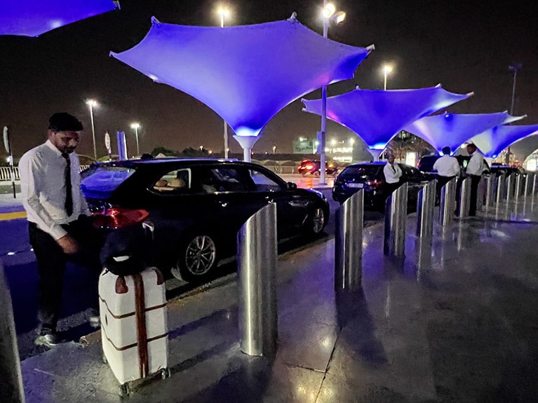 空港の外にはハイヤーがずらりと並んでいる。この写真は旧ターミナルの車寄せ。