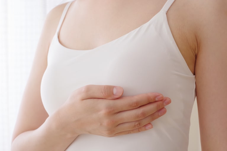 日本で毎年新たに乳がんの診断を受けるのは、約9～10万人。身近だからこそ、乳房全切除（乳房全摘）した場合のその後の選択肢も知っておきたい。©beauty_box/イメージマート