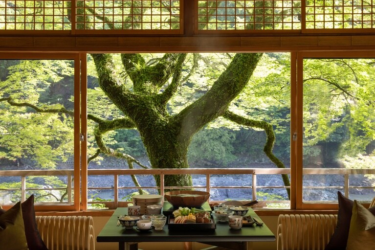 旬の魚の西京焼き、生湯葉と温泉卵の餡掛けなど、食欲が落ちる夏でもしっかり食べられるように、料理長が厳選した素材を納涼朝食に仕立てている（写真はイメージ）。