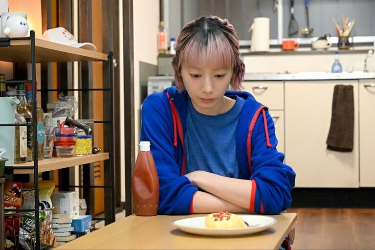 勝男と別れた直後、髪をピンクに染めた鮎美（番組公式Xより）