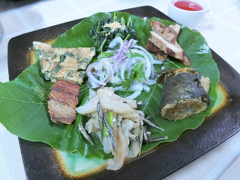 村で育てた豚や野菜を使った料理。畑に実るキヌアを贅沢に混ぜたご飯との相性も抜群。