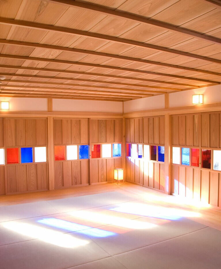 美しい光が降り注ぐ明るい休憩室。