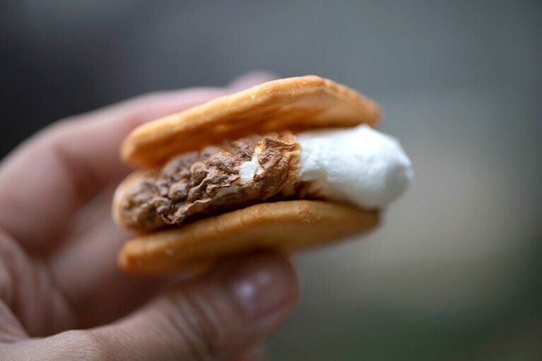 クラッカーで挟めば、クリーミーなスモアサンドが完成！