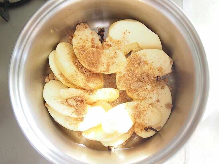 鍋に（1）のりんご、その他のスパイス、水（大さじ3ほど）を入れる。蓋をし、弱火で加熱。