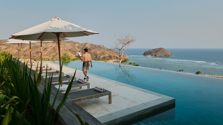 宙に浮いたようなインフィニティプール。ラフロードを乗り越えたご褒美がこの景色。