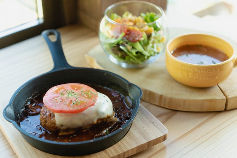 自社養豚の佐渡島黒豚100％の「佐渡島黒豚 プレミアムハンバーグセット」1,650円。肉汁たっぷりで美味。