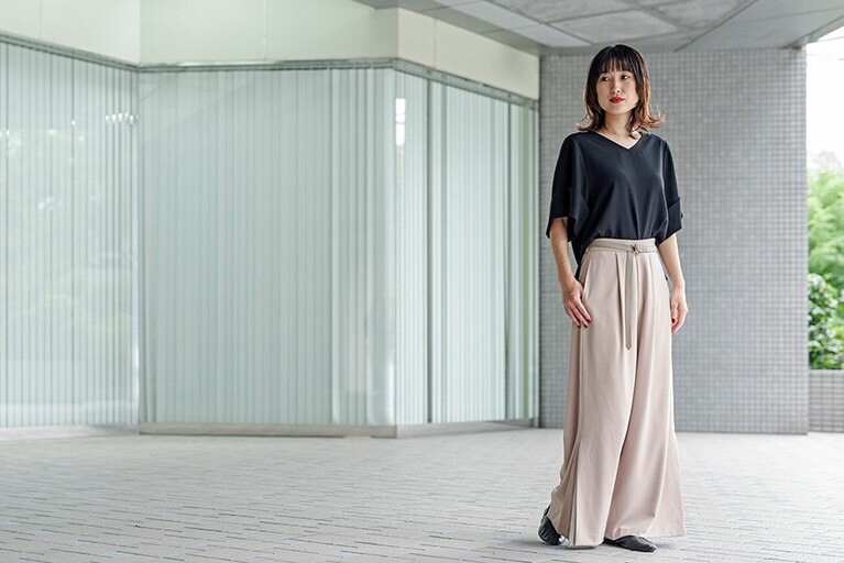 ドルマンカフスブラウス11,800円、サイドヘムコンビネーションワイドパンツ15,000円、ダブルソフトDカンベルト4,600円、／以上、STUDIOUS(STUDIOUS WOMENS新宿店 03-5925-8966)、シューズ本人私物。