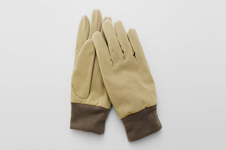 撥水・保湿グローブ「HAJIKU」。ブラック、ベージュ、カーキの3色展開。7,000円。