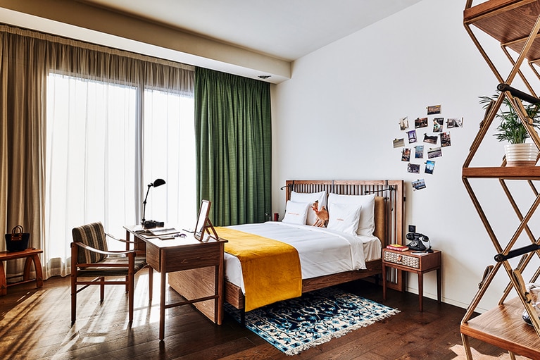 都会のノマドから着想を得た部屋。アナログ電話やポータブルサウンドシステムなど、クールな仕掛けが満載。