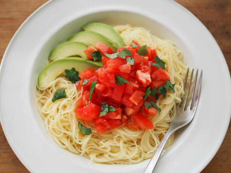 8月23日　トマトマリネとアボカドのっけカッペリーニ。