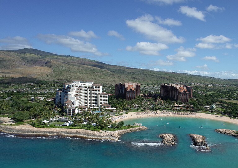 最後に見えてきたのは滞在先の「フォーシーズンズリゾート オアフ アット コオリナ」。左側の白い建物だ。