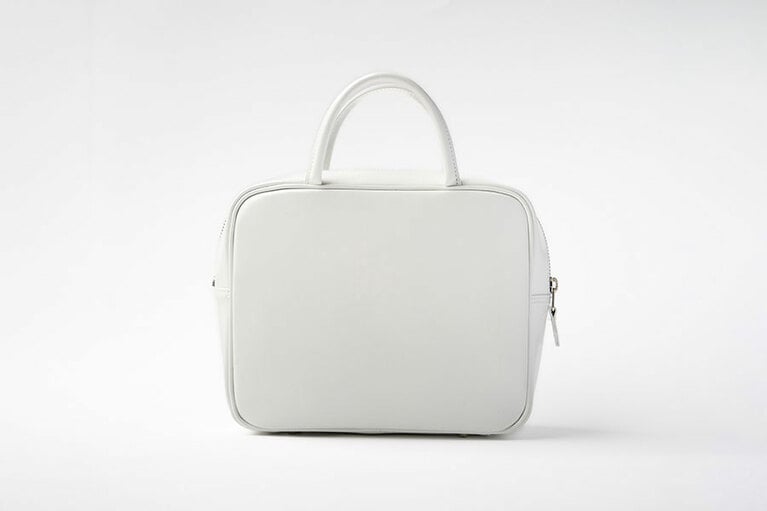 青山店に通うこと数回。限定カラーの白は、ようやく手に入ったお気に入りだそう。「真っ白は緊張しますが、スタイリングのポイントにもなるし、意外と汚れにくいんです」