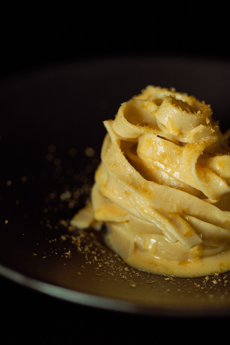 イタリアンと和食が融合したオリジナルフードメニューのひとつ「そばカルボナーラ」Courtesy of GUCCI。