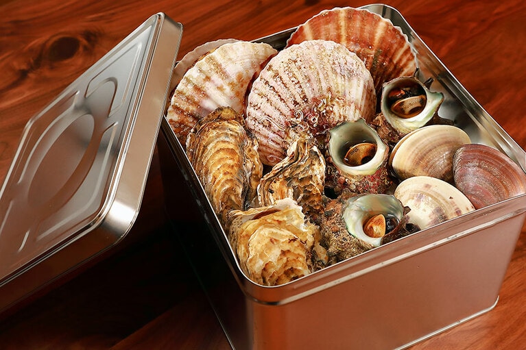 缶に入れて火を通す野趣的な調理法も。おすすめ貝セット／渡辺商店