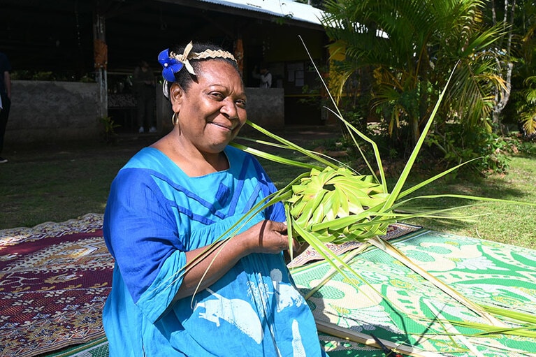 慣れた手つきでヤシの葉を編み、あっという間に帽子が完成。作り方も教えてくれます。