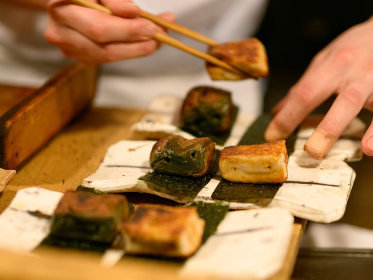 料理長の華麗な手さばき。