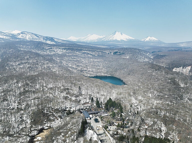 十和田樹海と呼ばれるブナの原生林の中にひっそりと佇む一軒宿。宿を囲むように「蔦七沼」があり、散策も楽しめる。