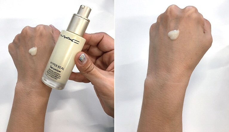 美容液は使用分をまずは手の甲に取る。