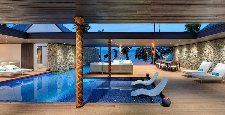 室内の中央にプールが鎮座する「ザ・パームス」。