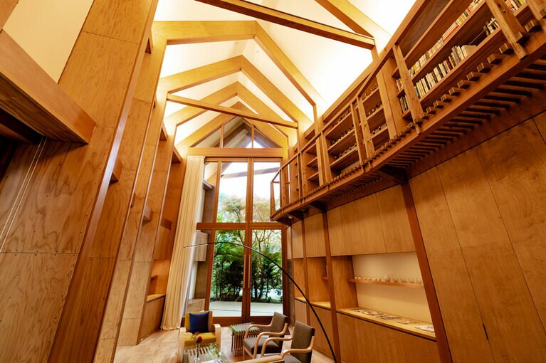 まるで教会の主翼のような内観のエントランス。