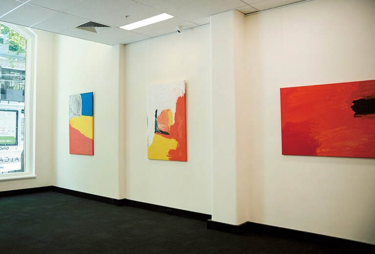 サリー・ガボリー氏の作品などを展示。