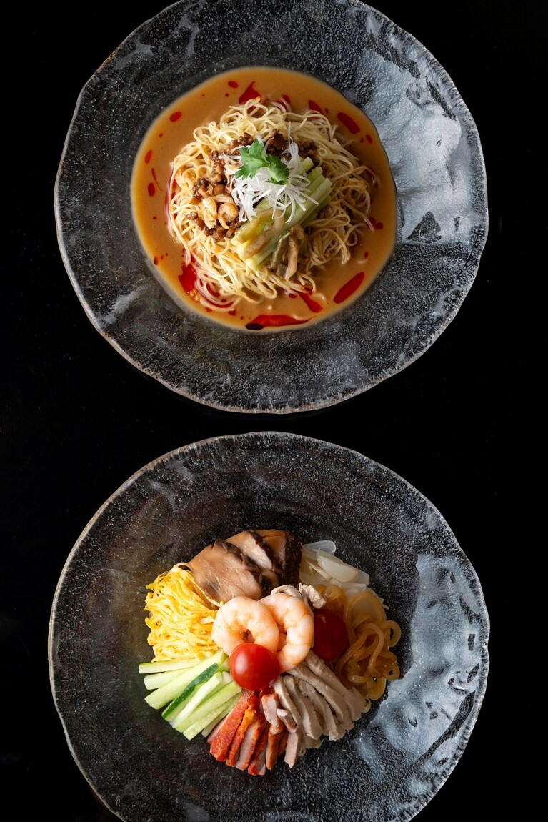 「南園特製 五目入り冷やしそば」「黒豚冷やし担担麺」各2,900円（8月31日まで）。