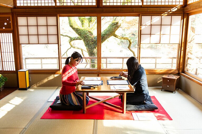 プロに指導を受けられるアクティビティは、習字が苦手な人こそトライしてみたい。