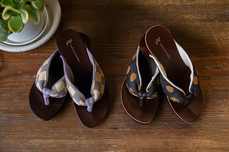 和装だけでなく洋服にもあわせたい、「本山茶染め下駄」。