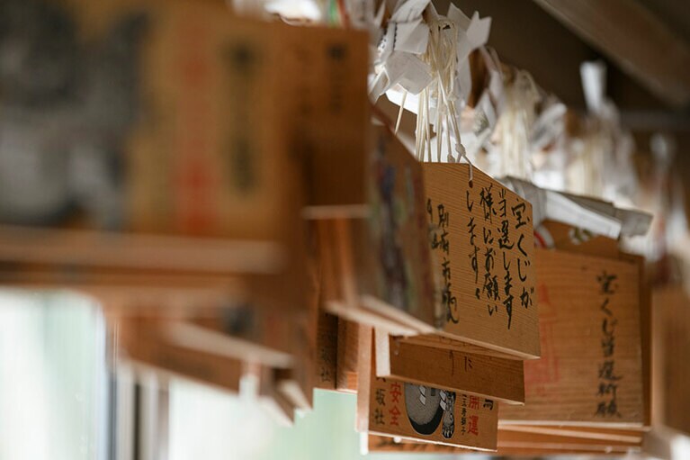 全国から宝くじ祈願の参拝者が訪れる。