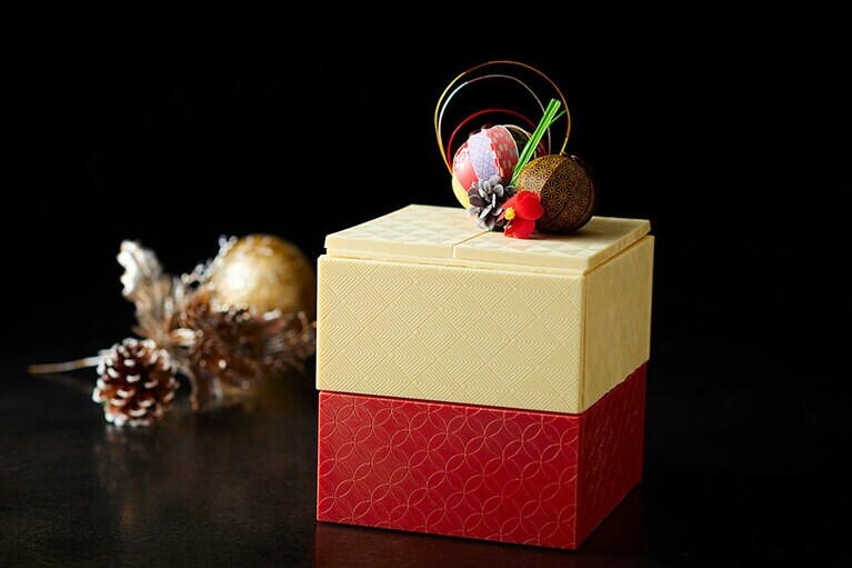 玉手箱(限定10台) 横14cm 縦14cm 高さ14cm 30,000円。2段の玉手箱はホワイトチョコレートで覆われている。