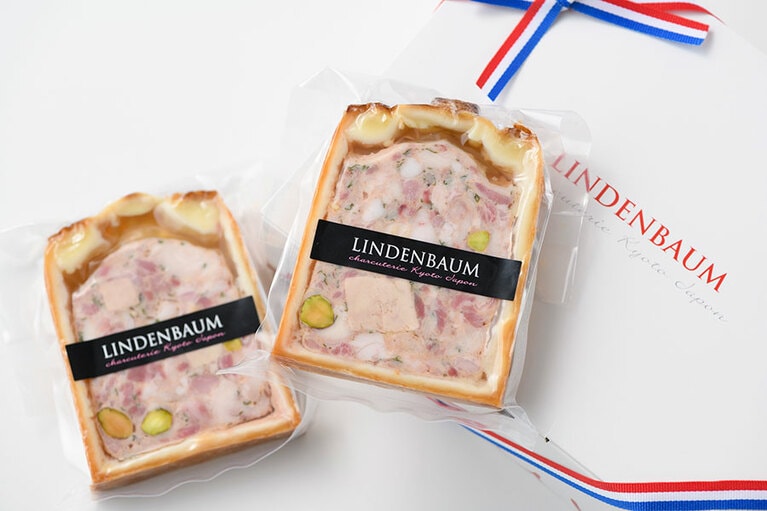 【京都府】charcuterie LINDENBAUM(シャルキュトリー リンデンバーム)の「パテ・アン・クルート」各800円(100gあたり)。