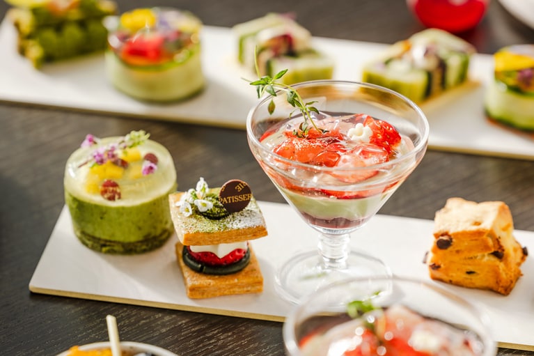 いちごと桜のジュレ、抹茶パンナコッタ、カシスとリュバーブのコンフィチュールを3層にした「抹茶パンナコッタのグラスデザート」など、スイーツは和洋のテイストの全7種。