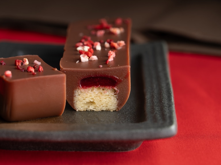 成城石井自家製 ちょこ羊羹（木苺） 1本647円。