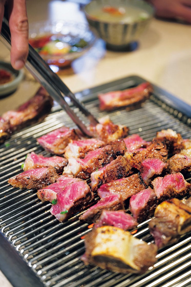 練炭味付けカルビ(骨付き)。練炭で素焼きしたものをテーブルで仕上げ、カット。