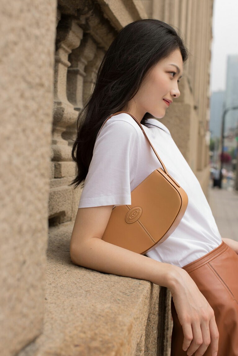 柔らかな肌触りのカーフレザーなのも嬉しい。