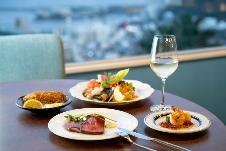 海と熱海の街を眺めながらゆっくり食事を。