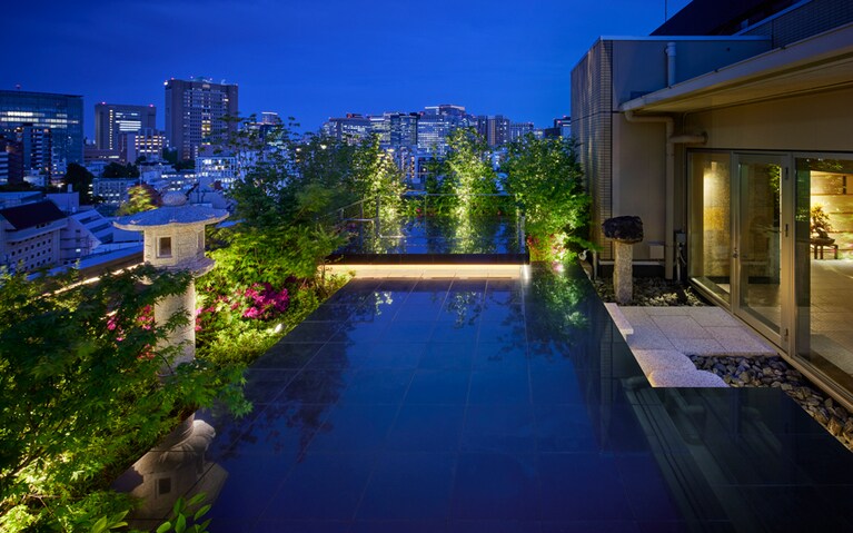 都心の夜景が広がり、黒御影石の石舞台に腰かけて星空を眺めることができる「ルーフトップテラス」。
