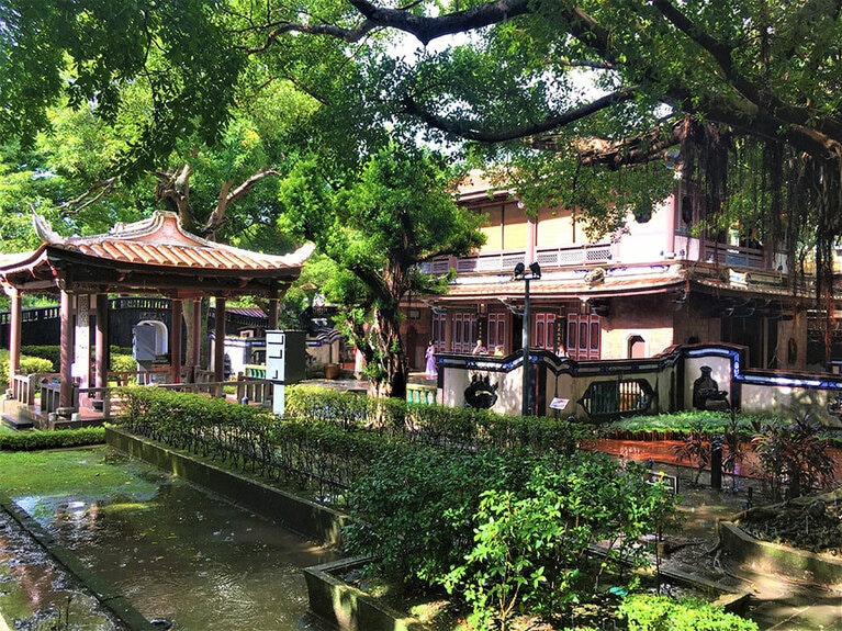 いくつかの建物があるので、散策しながら見学して楽しんでください。