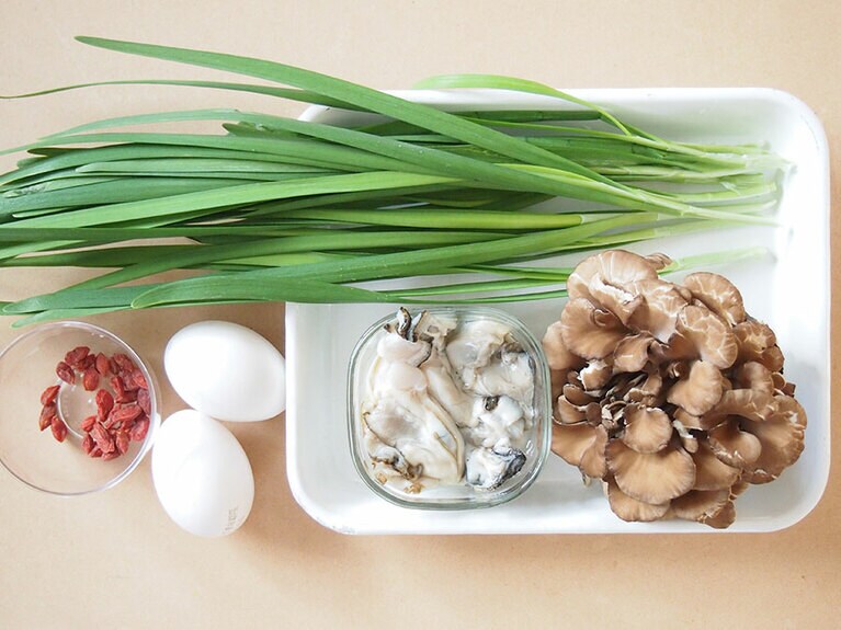 材料(4人前)／・牡蠣：100g ・舞茸：1株 ・ニラ：0.5束 ・卵：2個 ・クコの実：大さじ1 ・醤油：小さじ1 ・オイスターソース：小さじ1 ・ごま油：適量。